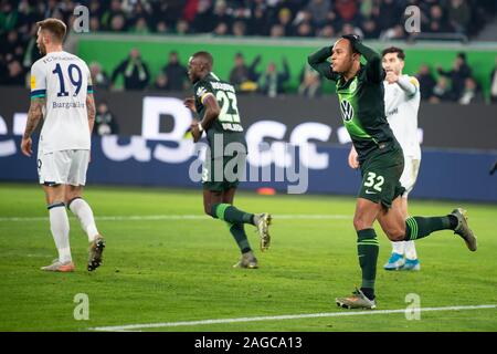 Wolfsburg, Germania. Xviii Dicembre, 2019. Calcio: Bundesliga, VfL Wolfsburg - FC Schalke 04, xvi giornata in Volkswagen Arena. Wolfsburg è Marcel Tisserand (r) gesticulates dopo un obiettivo mancato possibilità. Credito: Swen Pförtner/dpa - NOTA IMPORTANTE: In conformità con i requisiti del DFL Deutsche Fußball Liga o la DFB Deutscher Fußball-Bund, è vietato utilizzare o hanno utilizzato fotografie scattate allo stadio e/o la partita in forma di sequenza di immagini e/o video-come sequenze di foto./dpa/Alamy Live News Foto Stock