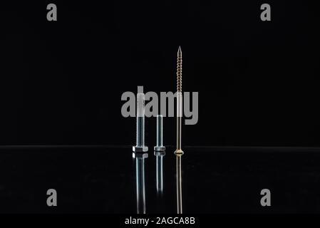 Le viti in acciaio inossidabile isolato in nero con spazio di copia Foto Stock