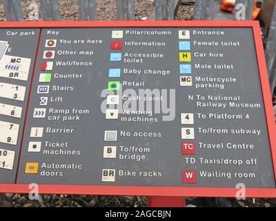 Una sensazione tattile wayfinding guida e mappa di York stazione ferroviaria con il braille e i simboli in rilievo per aiutare i non vedenti. Foto Stock