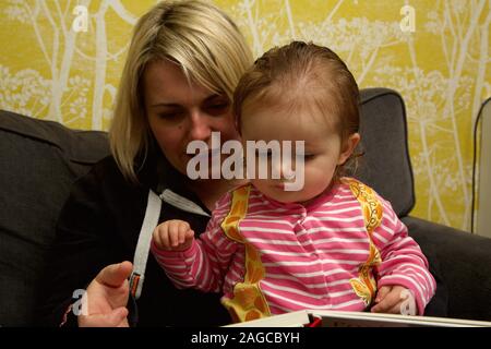 Lettura del Padre per il suo bambino. Regno Unito Foto Stock