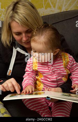 Lettura del Padre per il suo bambino. Regno Unito Foto Stock