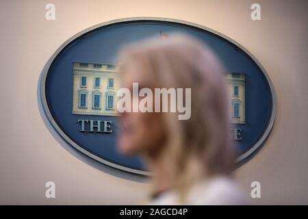 Washington DC, Stati Uniti d'America. 18 dic 2019. Consigliere del Presidente, Kellyanne Conway parla con i membri dei media nel Brady Press Briefing Room su dicembre 18, 2019 a Washington, DC. (Foto di Oliver Contreras/SIPA USA) Credito: Sipa USA/Alamy Live News Foto Stock