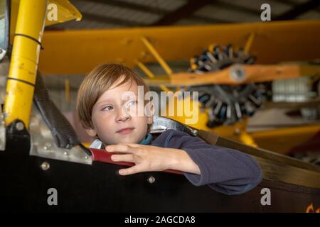 Giovane ragazzo in Pietenpol Air Camper ( Grega GN-1 ) aereo. Foto Stock