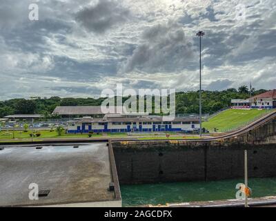 Panama-11/6/19: una vista del canale di Panama Uffici e la foresta pluviale dietro di loro da una nave da crociera in Canale di Panama. Foto Stock