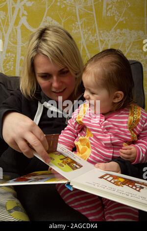 Lettura del Padre per il suo bambino. Regno Unito Foto Stock