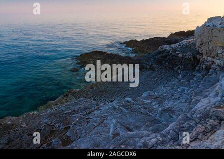 Foto ad alto angolo della costa di Kamenjak in Istria, Croazia durante il tramonto Foto Stock