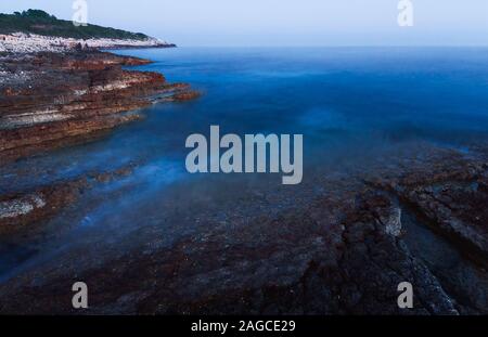 Foto ad alto angolo della cupa costa di Kamenjak in Istria, Croazia Foto Stock