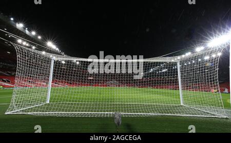Old Trafford, Manchester, Lancashire, Regno Unito. Xviii Dicembre, 2019. English Football League Cup Calcio, Carabao Cup, Manchester United contro il Colchester Regno; una vista della rete presso il West Stand fine dello stadio prima della partita - rigorosamente solo uso editoriale. Nessun uso non autorizzato di audio, video, dati, calendari, club/campionato loghi o 'live' servizi. Online in corrispondenza uso limitato a 120 immagini, nessun video emulazione. Nessun uso in scommesse, giochi o un singolo giocatore/club/league pubblicazioni Credito: Azione Sport Plus/Alamy Live News Foto Stock