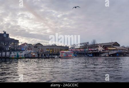 Nel tardo pomeriggio la stagione invernale vista di Granville Island, visto da False Creek di Vancouver, British Columbia Foto Stock