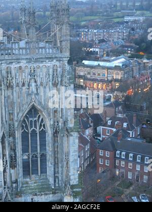 Vista al tramonto guardando in giù sul centro città di strade e di una delle due torri Ovest, dopo la scalata verso la cima della torre a York Minster. Foto Stock
