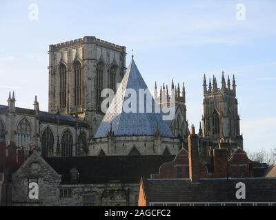 La facciata settentrionale della cattedrale di York Minster che mostra la torre centrale e due torri ovest sulla destra. Foto Stock