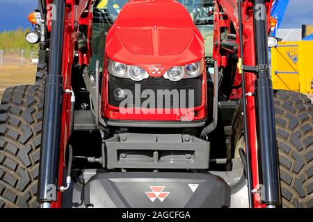 Hyvinkää, Finlandia. Il 6 settembre 2019. Massey Ferguson Serie S farm trattore visualizzata su Maxpo 2019, close up dettaglio della parte anteriore del trattore. Foto Stock