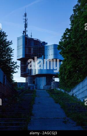 Immagine verticale ad angolo basso del Monumento della Croazia al Rivolta del popolo di Banija e Kordun Foto Stock