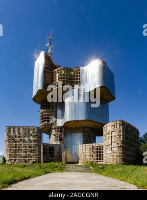 Immagine verticale ad angolo basso del Monumento della Croazia al Rivolta del popolo di Banija e Kordun Foto Stock