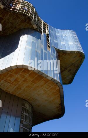 Immagine verticale ad angolo basso del Monumento della Croazia al Rivolta del popolo di Banija e Kordun Foto Stock