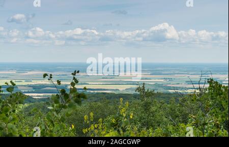 Vista del Manitoba prairie incorniciato da una lussureggiante foresta growth in Riding Mountain National Park Foto Stock