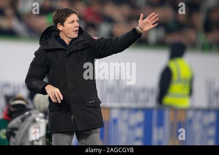 Wolfsburg, Germania. Xviii Dicembre, 2019. Calcio: Bundesliga, VfL Wolfsburg - FC Schalke 04, xvi giornata in Volkswagen Arena. Wolfsburg coach Oliver Glasner gesticulates sul bordo del passo. Credito: Swen Pförtner/dpa - NOTA IMPORTANTE: In conformità con i requisiti del DFL Deutsche Fußball Liga o la DFB Deutscher Fußball-Bund, è vietato utilizzare o hanno utilizzato fotografie scattate allo stadio e/o la partita in forma di sequenza di immagini e/o video-come sequenze di foto./dpa/Alamy Live News Foto Stock