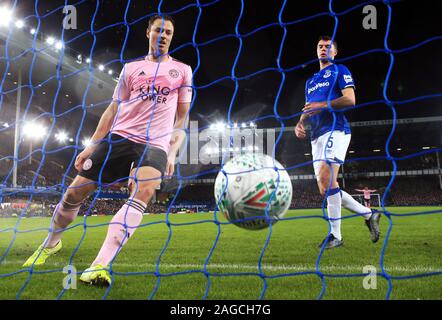 Il Leicester City's Jonny Evans (sinistra) punteggi al suo fianco il secondo obiettivo del gioco durante il Carabao Cup quarti di finale corrispondono a Goodison Park di Liverpool. Foto Stock