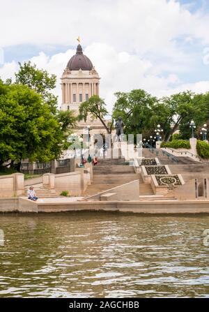 Vista del Manitoba Assemblea legislativa, visto dal fiume Assiniboine in downtown Winnipeg, Manitoba in un pomeriggio d'estate. Foto Stock