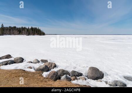 Il tardo inverno il paesaggio lungo il litorale di Clear Lake, a Wasagaming, in Riding Mountain National Park, Manitoba Foto Stock