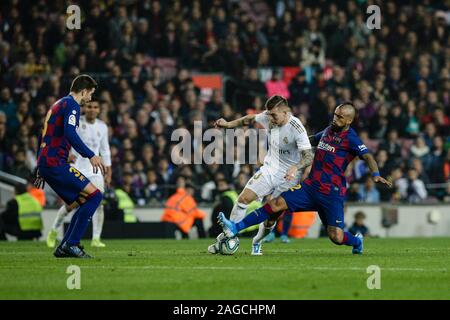 Barcellona, Spagna. Xviii Dicembre, 2019. 22 Arturo Vidal dal Cile del FC Barcelona e 08 Toni Kroos dalla Germania del Real Madrid durante la Liga match tra FC Barcelona e Real Madrid al Camp Nou su dicembre 18, 2019 a Barcellona, Spagna. Credito: CORDON PREMERE/Alamy Live News Foto Stock