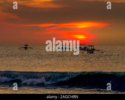 Sunset shot di barche da pesca ancorate a kuta beach a Bali Foto Stock