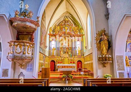 GMUNDEN, Austria - 22 febbraio 2019: Il bellissimo interno della Chiesa Parrocchiale (Pfarrkirche) con incredibile altare intagliato e gli elementi decorativi di Foto Stock