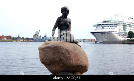 Copenaghen, Danimarca - Luglio 04th, 2015: famosa Sirenetta nel porto di Copenaghen con la nave di crociera in background Foto Stock