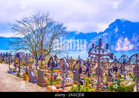 Il piccolo cimitero storico in Traunkirchen villaggio situato sulla riva del lago Traun con vista sui circostanti monti austriaci Foto Stock