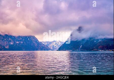 L'Inverno tempo piovoso nel Salzkammergut austriaca regione turistica con scenic cloudscape sopra Traunsee (lago Traun) e che circonda la montagna alpina r Foto Stock