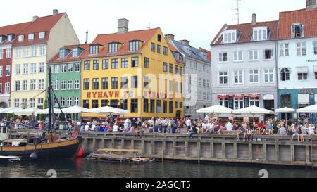 Copenaghen, Danimarca - Luglio 04th, 2015: Nyhavn quartiere è uno dei più famoso punto di riferimento a Copenaghen durante un giorno di estate Foto Stock