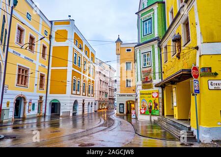 GMUNDEN, Austria - 22 febbraio 2019: la stretta strada di avvolgimento Kammerhofgasse con alti edifici storici è uno della centrale nella città vecchia, il Feb Foto Stock