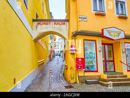 GMUNDEN, Austria - 22 febbraio 2019: Lo stretto passaggio arcuato in Traungasse street, si trova tra le pareti inclinate delle case cittadine medievali, su Februa Foto Stock