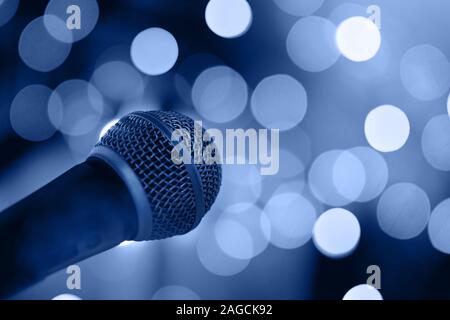 Microfono sul palco con bokeh luci. Foto Stock