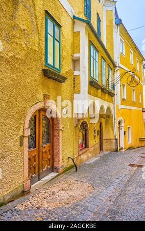 GMUNDEN, Austria - 22 febbraio 2019: scenic storiche Austriache case con autentica vintage cartelli nel centro storico della città di Gmunden, nel febbraio Foto Stock