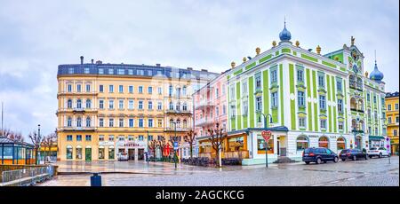 GMUNDEN, Austria - 22 febbraio 2019: vista panoramica su Rathaus (Municipio) con facciata colorata e case storiche sulla Rathausplatz, il 22 febbraio Foto Stock