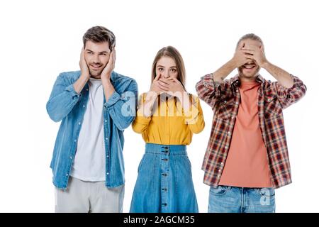 Sorridente giovani amici che mostra tre scimmie sagge gesti isolati su bianco Foto Stock