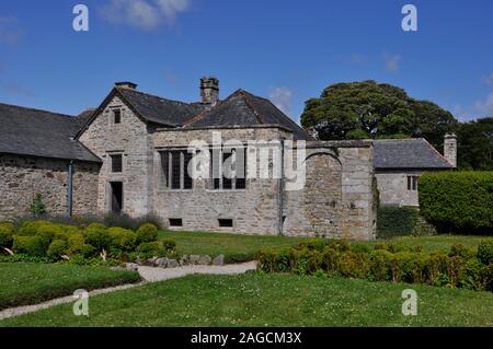 Il retro della casa di Godolphin vicino a Helston in Cornovaglia dal giardino. Foto Stock