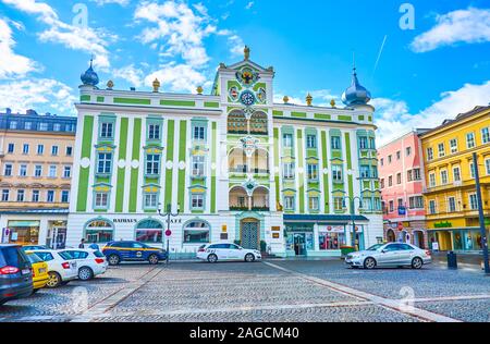 GMUNDEN, Austria - 22 febbraio 2019: l'incredibile municipio edificio con facciata colorata situato sulla grande Piazza Municipale (Piazza Municipio), il Feb Foto Stock