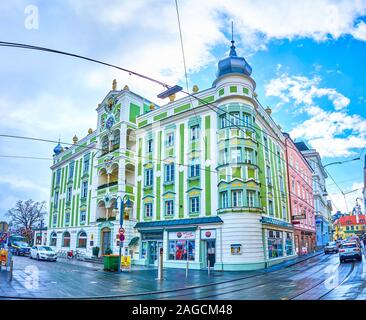 GMUNDEN, Austria - 22 febbraio 2019: lo storico Rathaus con è il meraviglioso edificio rinascimentale in colore verde e decorato con ceramiche Campane Foto Stock