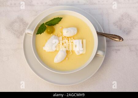 Sveva in dessert dessert bowl, Stoccarda vino crema di latte con schiuma di proteina, uva, Germania Foto Stock