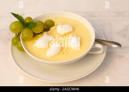 Sveva in dessert dessert bowl, Stoccarda vino crema di latte con schiuma di proteina, uva, Germania Foto Stock