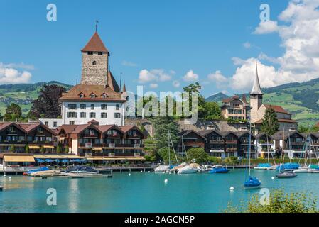 Castello di Spiez e chiesa di Saint Kolumban sul Lago di Thun, Spiez, Oberland bernese, Svizzera Foto Stock