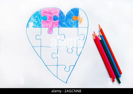 Bambino colorato disegnato nel cuore con puzzle su uno sfondo bianco come un simbolo di autismo. Foto Stock