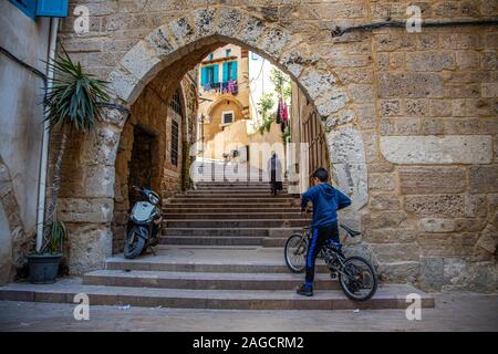 Ragazzo nella città vecchia, Tripoli, Libano Foto Stock