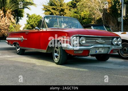 Izmir, Turchia - 23 Settembre 2018: vista anteriore di un colore rosso 1960 Chevrolet Impala. Foto Stock