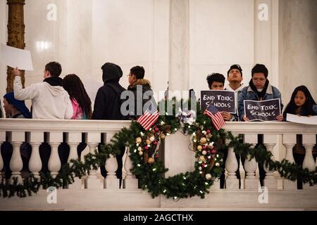 Harrisburg, Pennsylvania, USA. 18 dic 2019. A seguito di una stringa di chiusure di scuola su amianto riguarda gli studenti, insegnanti, dirigenti di fede, i legislatori e i rappresentanti sindacali si sono stretti al membro House invita il governo dello stato per accedere ai fondi disponibili per investire in infrastrutture critiche esigenze. Dicembre 18, 2019. Credito: Chris Baker Evens / Alamy Live News Foto Stock