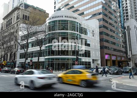 Chicago, Stati Uniti d'America. Il 18 dicembre 2019. Esterno del recentemente aperto Roastery Chicago, più grandi del mondo di Starbucks sulla Michigan Avenue. Il caffè più rari che la società fornisce sono in offerta in una riserva di Starbucks Roastery che su quattro piani, presenta la storia del caffè dal bean to cup, un panificio italiano, un caffè esperienziale bar e un caffè ispirato cocktail bar. Credito: Stephen Chung / Alamy Live News Foto Stock