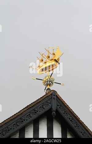 Banderuola in golden ship forma Foto Stock