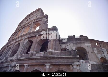 Roma ,Italia - Giugno 2019 - Colosseo a Roma. Il Colosseo è il massimo punto di riferimento a Roma. Un enorme anfiteatro romano. Foto Stock